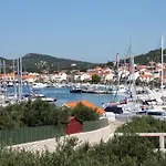 Family Friendly Seaside Jezera, Murter - 9502 Apartamento