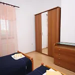 Family Friendly Seaside Jezera, Murter - 9502 Apartamento *