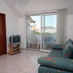 Apartamento Family Friendly Seaside Jezera, Murter - 9502 *