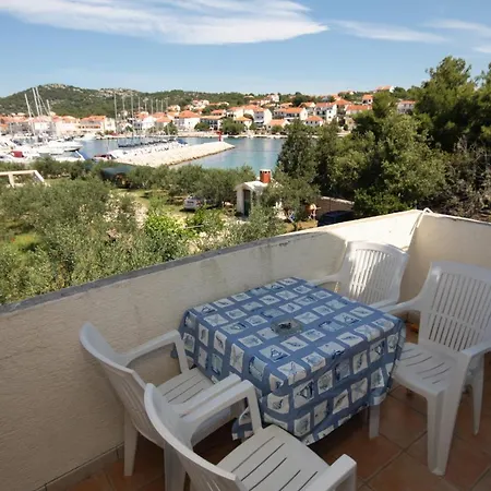 Family Friendly Seaside Jezera, Murter - 9502 Apartamento *