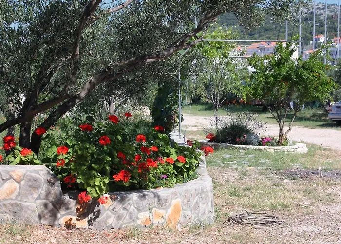 Family Friendly Seaside Jezera, Murter - 9502 Apartamento Jezera