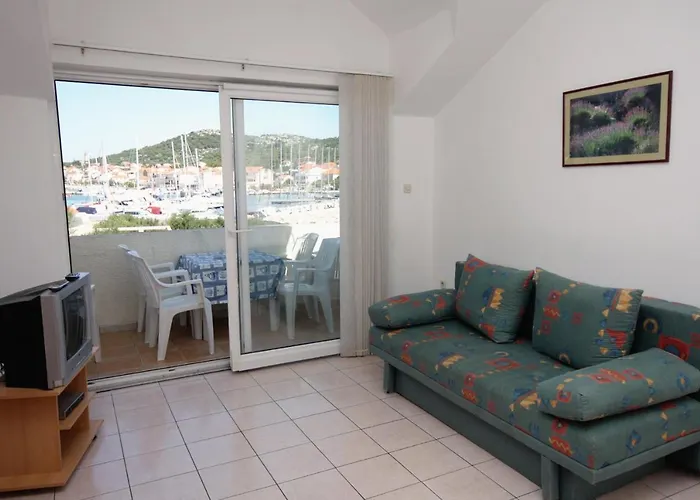Family Friendly Seaside Jezera, Murter - 9502 Apartamento