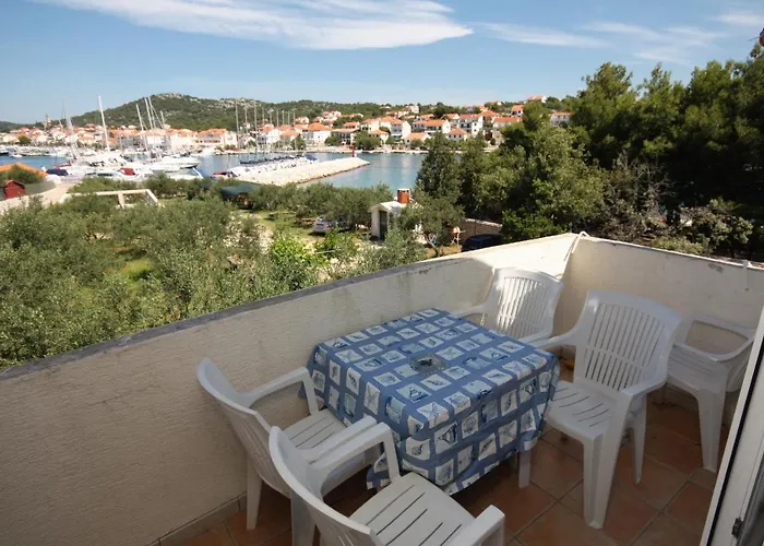 Family Friendly Seaside Jezera, Murter - 9502 아파트 *