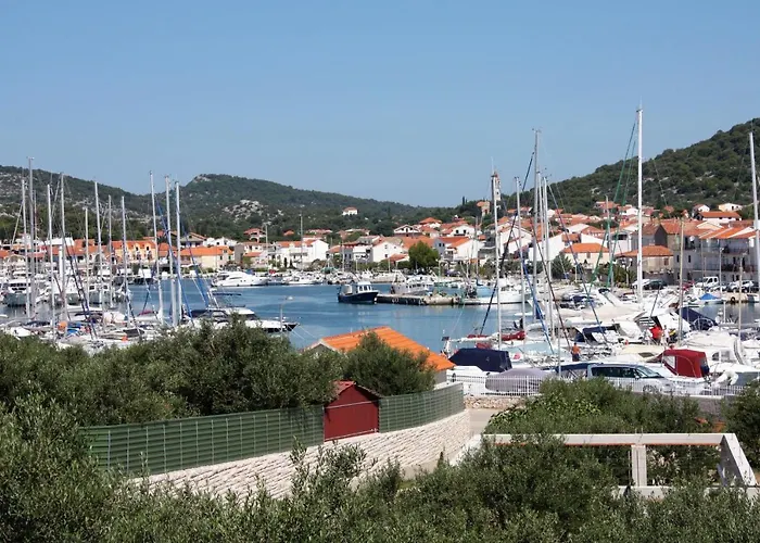 Family Friendly Seaside Jezera, Murter - 9502 Apartamento